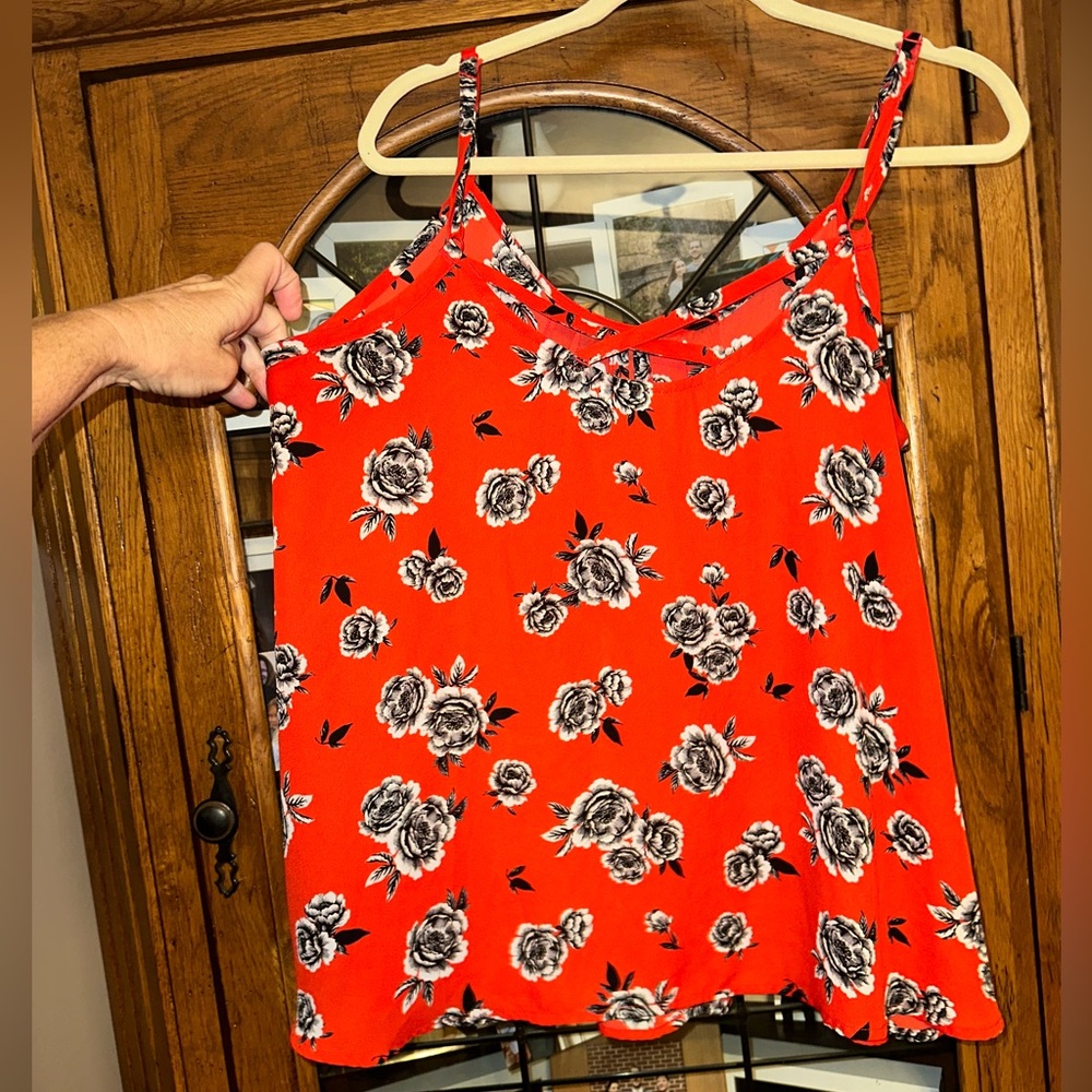 1X Torrid Vibrant Red Top with Black and White Floral Design. MUST BE BUNDLED